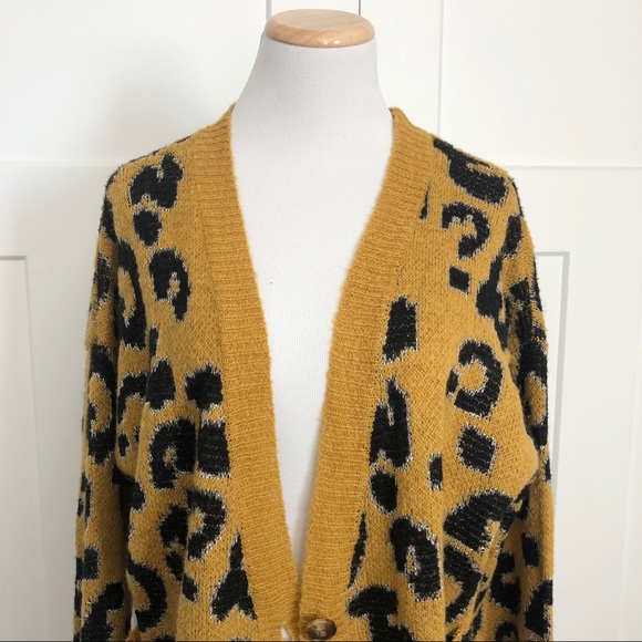 ❌SOLD❌J.O.A Animal Print Cardigan Sweater Button - Picture 2 of 8